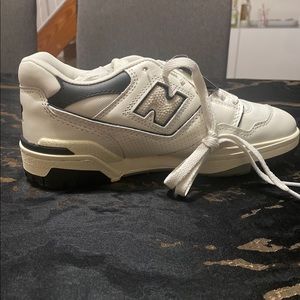 Brand new. new balance sneakers women’s/men’s WITH BOX